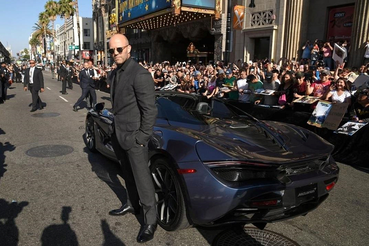 Dù phần lớn cảnh quay được chỉnh sửa trên máy tính, McLaren 720S không cần bất cứ sự tâng bốc hay can thiệp nào. Siêu xe Anh quốc có thể tăng tốc 0-96 km/h trong 2,7 giây, 0-233 km/h trong 10,2 giây trước khi đạt tốc độ tối đa 341 km/h.