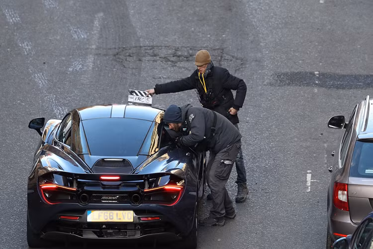 Trailer của ngoại truyện Fast &amp; Furious Presents: Hobbs &amp; Shaw còn có sự góp mặt của McLaren 720S và loạt xe giống như ngày tận thế.