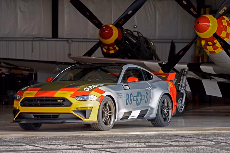 Mẫu siêu xe Ford Mustang GT Old Crow được tạo ra để vinh danh mẫu tiêm kích P-51 Mustang Old Crow lừng danh ở Thế chiến II. Đây là chiếc xe thứ 12 của Ford được lấy cảm hứng từ chiến đấu cơ và được bán đấu giá với mục đích gây quỹ từ thiện.