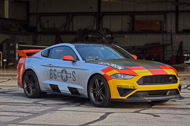 Ngoài ra, Ford còn bày tỏ lòng tôn kính với Đại tá không quân người Mỹ Bud Anderson với tên của ông được dán trên kính chắn gió. Anderson là người đã điều khiển chiếc P-51 Mustang Old Crow liên tục trong 6 giờ liền để hỗ trợ quân Đồng minh trong cuộc đổ bộ ở Thế chiến II.