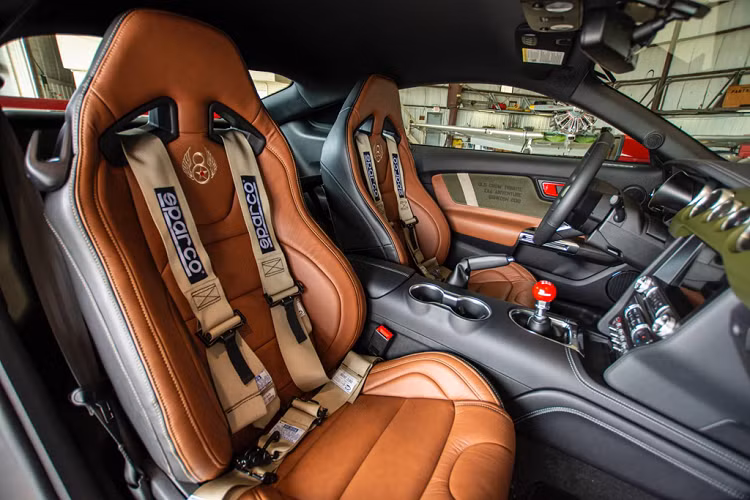 Bên trong, nội thất của xe được thiết kế theo phong cách quân đội. Từ ghế ngồi Recaro, dây đai an toàn 4 điểm Sparco, cần số kiểu phi cơ cho tới màu sắc và chất liệu da bọc, tất cả đều tạo cho người dùng cảm giác như đang ngồi trong một chiếc máy bay chiến đấu.