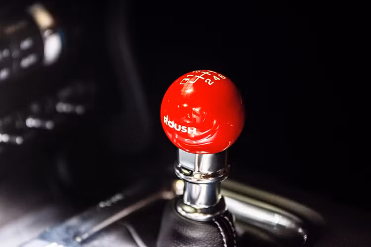 Chỉ có duy nhất một chiếc Mustang GT Old Crow được chế tạo và sẽ được bán đấu giá vào ngày 25/7 tới đây tại triển lãm AirVenture ở Oshkosh (bang Wisconsin, Mỹ). Toàn bộ số tiền bán xe Ford Mustang GT sẽ được gửi tặng cho chương trình hỗ trợ thanh niên yêu thích ngành hàng không của tổ chức Experimental Aircraft Association (EAA), Mỹ.