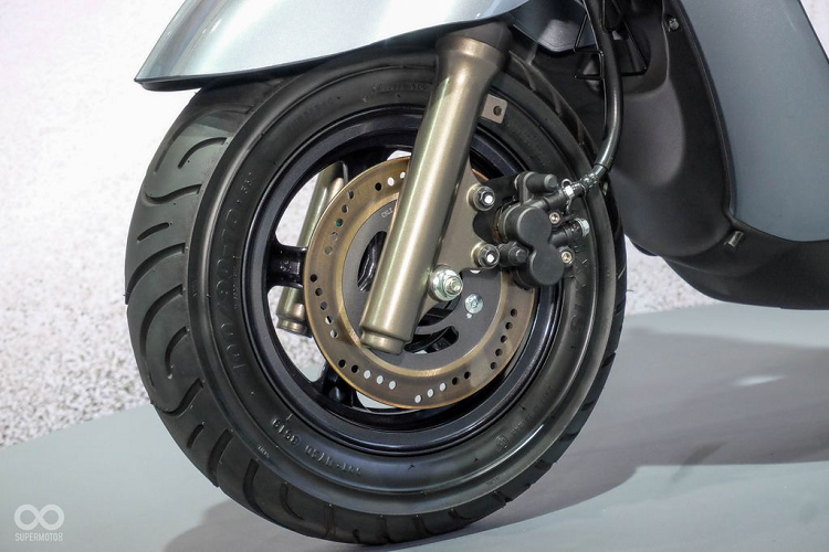 Pha trộn với sự cổ điển trong dáng vẻ là trang bị hiện đại với cụm đèn chiếu sáng dạng LED, 2 tầng với viền mẹ chrome sáng bóng. Phần yếm trước của Suzuki Saluto 125 cũng tạo sự chú ý với kiểu thiết kế "vạt" trước to bản và bắt mắt.