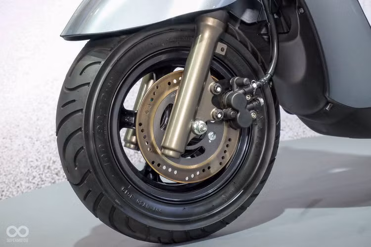 Pha trộn với sự cổ điển trong dáng vẻ là trang bị hiện đại với cụm đèn chiếu sáng dạng LED, 2 tầng với viền mẹ chrome sáng bóng. Phần yếm trước của Suzuki Saluto 125 cũng tạo sự chú ý với kiểu thiết kế "vạt" trước to bản và bắt mắt.