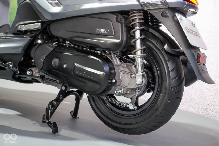 Pha trộn giữa nét cổ điển và hiện đại, Suzuki Saluto 125 được trang bị đồng hồ công-tơ-mét dạng LCD kết hợp Analog truyền thống. Nhìn chung, cảm giác nhìn của mặt đồng hồ này cho cảm giác trực quan và đơn giản.