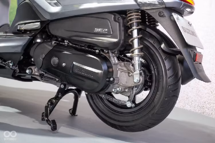 Pha trộn giữa nét cổ điển và hiện đại, Suzuki Saluto 125 được trang bị đồng hồ công-tơ-mét dạng LCD kết hợp Analog truyền thống. Nhìn chung, cảm giác nhìn của mặt đồng hồ này cho cảm giác trực quan và đơn giản.