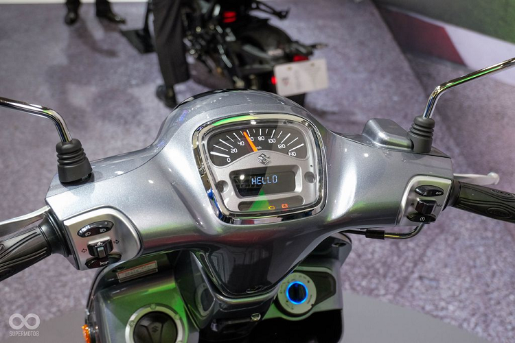 Với mục đích di chuyển chủ yếu trong đô thị, Suzuki Saluto 125 được trang bị bộ mâm kích cỡ 10 inch và hệ thống phanh đĩa trước sau, cốp đựng đồ rộng rãi cùng thiết kế các tiện ích như treo đồ, bình xăng tiện dụng, dễ dàng sử dụng.