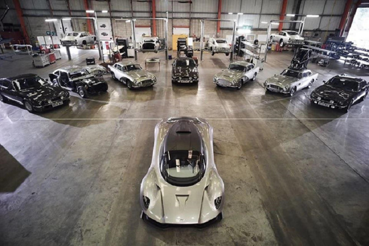 Trong số siêu xe của 007 xuất hiện tring siêu phẩm mới xuất hiện một mẫu mang tên Valhalla, ba chiếc Aston Martin V8 Vantage và 8 chiếc xe cổ DB5 được lưu giữ trong kho. Không như các tập phim trước đây, James Bond sẽ ngồi sau vô lăng ba xe khác nhau trong Bond 25.