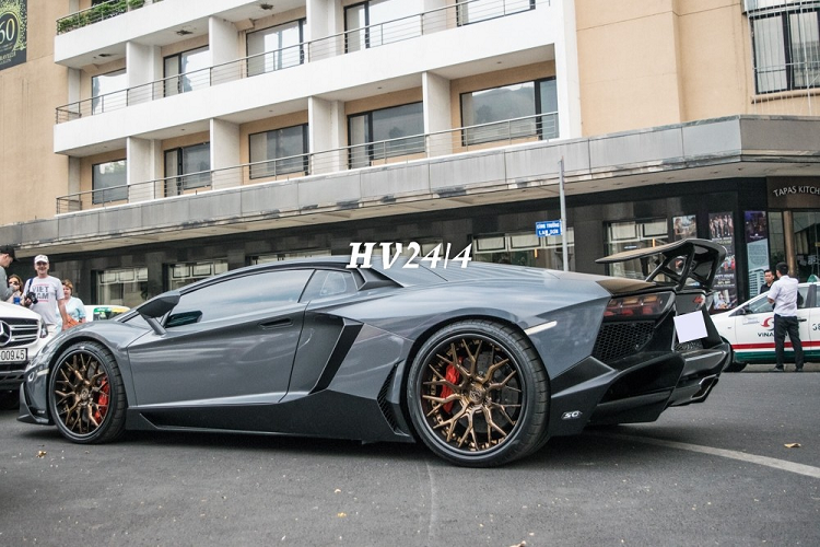 Xe khoác áo màu xám xi-măng cùng tông đen và bộ body kit LP720-4 50º Anniversario có một không hai tại Việt Nam được sơn đen nhám rất cá tính. 