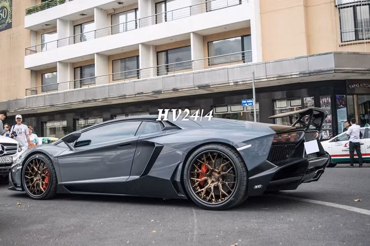 Xe khoác áo màu xám xi-măng cùng tông đen và bộ body kit LP720-4 50º Anniversario có một không hai tại Việt Nam được sơn đen nhám rất cá tính. 