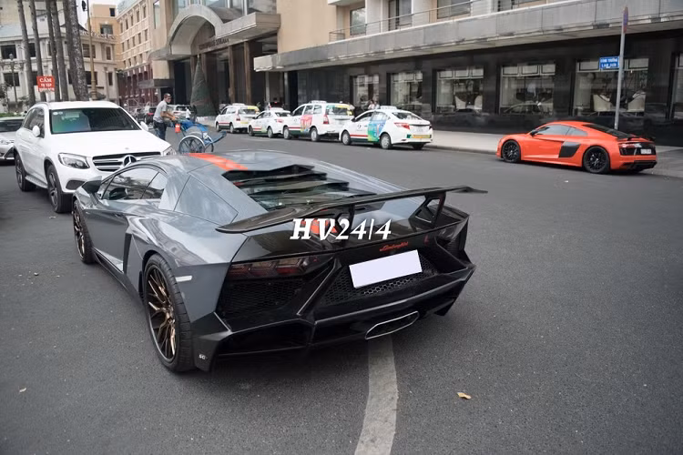 Ngoài ra, phần đuôi siêu xe này cũng được nâng cấp theo body kit Lamborghini Aventador LP720-4 độ 50º Anniversario với các hốc gió cắt xẻ cá tính, cản va sau hầm hố hơn. Mức giá xe Lamborghini Aventador LP720-4 tại Việt Nam hiện này khoảng hơn 20 tỷ đồng. 