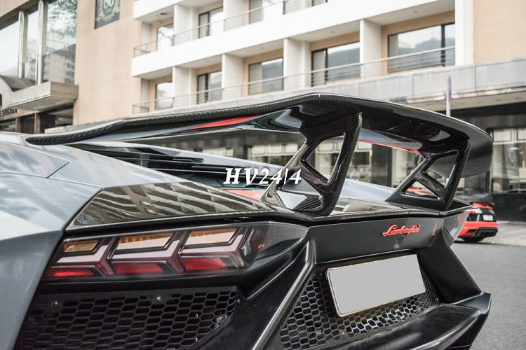Bên hông xe cũng có nẹp sườn và hốc gió mới theo phiên bản giới hạn Lamborghini Aventador LP720-4 50º Anniversario vốn chỉ sản xuất 100 chiếc trên toàn thế giới. 