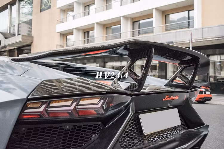 Bên hông xe cũng có nẹp sườn và hốc gió mới theo phiên bản giới hạn Lamborghini Aventador LP720-4 50º Anniversario vốn chỉ sản xuất 100 chiếc trên toàn thế giới. 
