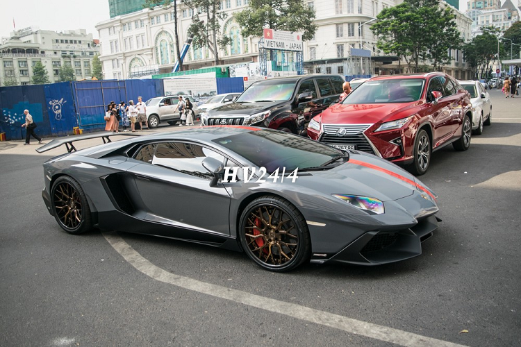 Không những thế, người yêu xe tại Bạc Liêu còn thay đổi lại bộ áo cho chiếc Lamborghini Aventador LP700-4 độ body kit bản giới hạn trở nên bắt mắt hơn trước.