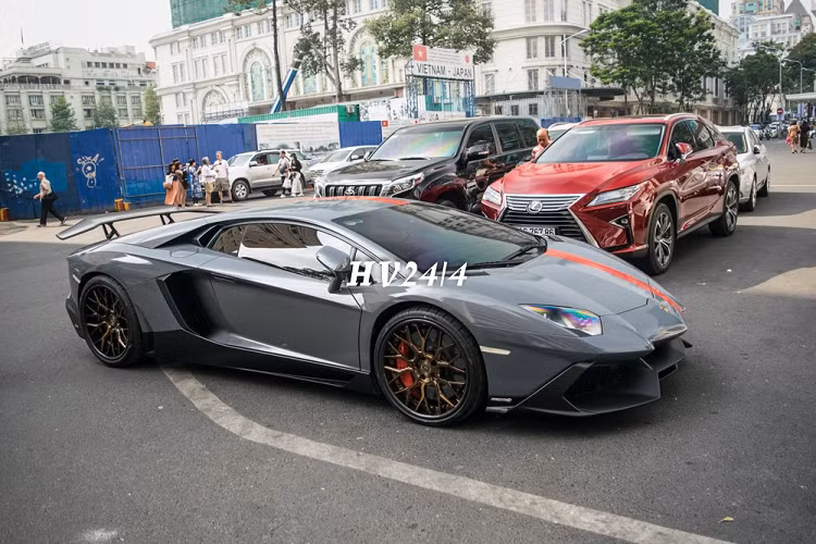 Không những thế, người yêu xe tại Bạc Liêu còn thay đổi lại bộ áo cho chiếc Lamborghini Aventador LP700-4 độ body kit bản giới hạn trở nên bắt mắt hơn trước.