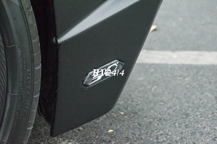 Khác với những chiếc siêu xe Lamborghini Aventador LP700-4 tại Việt Nam, phần cản va trước và hốc gió của "siêu bò" này được nâng cấp lên bộ body kit bản giới hạn LP720-4 50º Anniversario mang đến cái nhìn rất hầm hố và bắt mắt. 