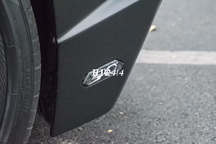 Khác với những chiếc siêu xe Lamborghini Aventador LP700-4 tại Việt Nam, phần cản va trước và hốc gió của "siêu bò" này được nâng cấp lên bộ body kit bản giới hạn LP720-4 50º Anniversario mang đến cái nhìn rất hầm hố và bắt mắt. 