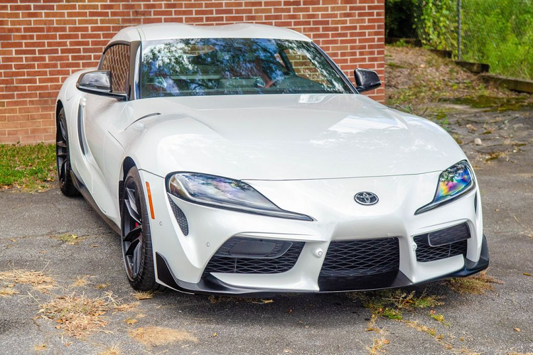 Ở thời điểm hiện tại, giá xe Toyota GR Supra Launch Edition đầu tiên trên sàn xe cũ đang thu hút người dùng được mức chào bán cao nhất là 50.550 USD (khoảng 1,2 tỷ đồng). Theo dự đoán, trong 7 ngày còn lại của phiên đấu giá, mức giá này sẽ còn được đẩy lên cao hơn rất nhiều.