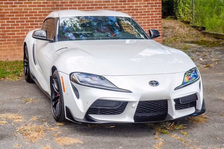 Ở thời điểm hiện tại, giá xe Toyota GR Supra Launch Edition đầu tiên trên sàn xe cũ đang thu hút người dùng được mức chào bán cao nhất là 50.550 USD (khoảng 1,2 tỷ đồng). Theo dự đoán, trong 7 ngày còn lại của phiên đấu giá, mức giá này sẽ còn được đẩy lên cao hơn rất nhiều.