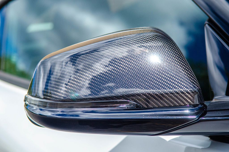 Ốp gương bằng carbon là 1 tuỳ chọn trên phiên bản đặc biệt Launch Edition