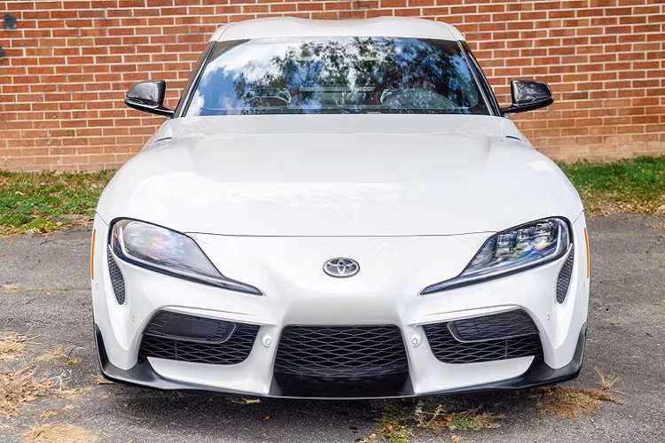 Về ngoại thất, chiếc Toyota Supra GR Launch Edition 2020 này mang trong mình "bộ cánh" màu trắng ánh kim với bánh xe màu đen bóng và kẹp phanh màu đỏ. Trên phiên bản Supra Launch thông thường, xe chỉ được trang bị nắp gương cánh màu đỏ tươi.