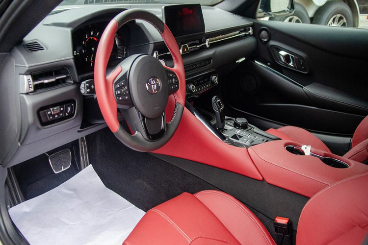 Bước vào bên trong nội thất, chiếc Supra GR Launch Edition 2020 đầu tiên trên sàn xe cũ thế giới sở hữu tông màu chủ đạo là màu da đỏ ở hầu hết các bề mặt, bao gồm ghế ngồi và trang trí bằng sợi carbon. Ngoài ra, chiếc Toyota GR Supra Launch Edition trong bài viết được đánh số thứ tự 966 trên tổng số 1.500 xe được xuất xưởng giới hạn.