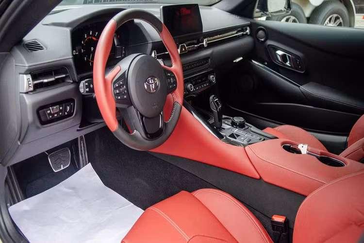 Bước vào bên trong nội thất, chiếc Supra GR Launch Edition 2020 đầu tiên trên sàn xe cũ thế giới sở hữu tông màu chủ đạo là màu da đỏ ở hầu hết các bề mặt, bao gồm ghế ngồi và trang trí bằng sợi carbon. Ngoài ra, chiếc Toyota GR Supra Launch Edition trong bài viết được đánh số thứ tự 966 trên tổng số 1.500 xe được xuất xưởng giới hạn.