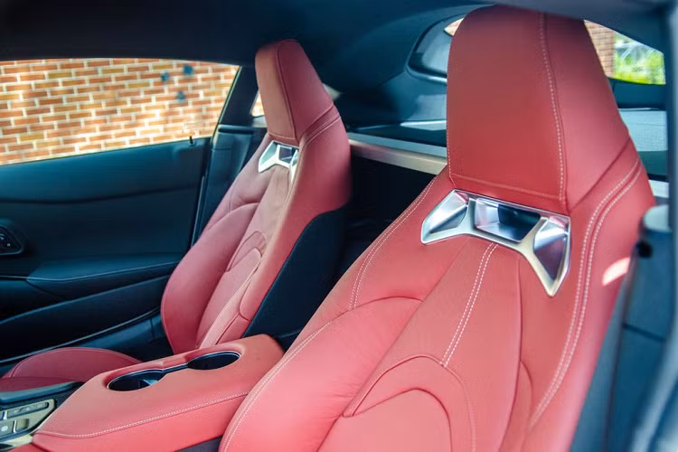 Ghế ngồi bọc da đỏ thêu chỉ trắng tương phản cùng ốp kim loại tạo nên vẻ quyến rũ cho không gian nội thất của Supra GR Launch Edition 2020. Về truyền động, Toyota Supra GR Launch Edition 2020 được trang bị khối động cơ I6 tăng áp 3.0L với nguồn gốc từ BMW. Tuy nhiên, các thông số đầu ra đã được tinh chỉnh lại và đạt mức công suất tối đa 335 mã lực cùng 500 Nm mô-men xoắn.