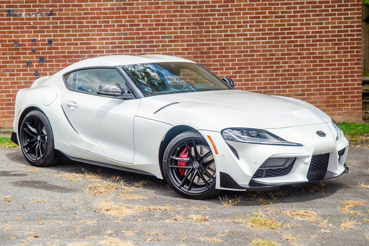  Toyota Supra GR 2020 mới được ra mắt công chúng trên toàn thế giới lần đầu tiên thông qua Triển lãm ô tô Detroit 2019 vừa diễn ra hồi đầu năm nay. Với phiên bản Launch Edition, đây là phiên bản đặc biệt đầu tiên và được hãng xe Nhật Bản sản xuất với số lượng giới hạn chỉ đúng 1.500 chiếc. Sau 37 km sử dụng, mức giá khởi điểm của xe trong phiên đấu giá ngày đầu được định mức tương đương với giá xe mua mới.