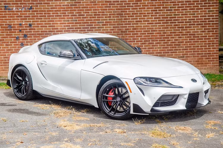  Toyota Supra GR 2020 mới được ra mắt công chúng trên toàn thế giới lần đầu tiên thông qua Triển lãm ô tô Detroit 2019 vừa diễn ra hồi đầu năm nay. Với phiên bản Launch Edition, đây là phiên bản đặc biệt đầu tiên và được hãng xe Nhật Bản sản xuất với số lượng giới hạn chỉ đúng 1.500 chiếc. Sau 37 km sử dụng, mức giá khởi điểm của xe trong phiên đấu giá ngày đầu được định mức tương đương với giá xe mua mới.