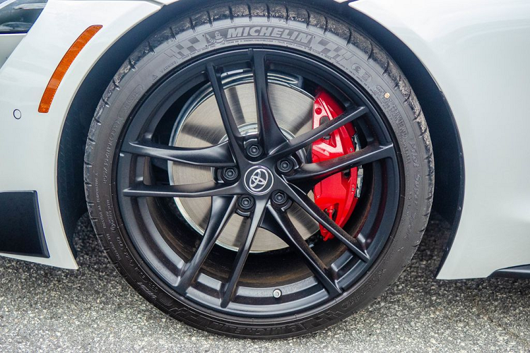 Tuy nhiên, với phiên bản Launch Edition, xe còn được tùy chọn với các chi tiết bằng sợi carbon thể thao và ấn tượng hơn. Đáng chú ý chính là bộ vành đa chấu với kẹp phanh sơn đỏ thể thao