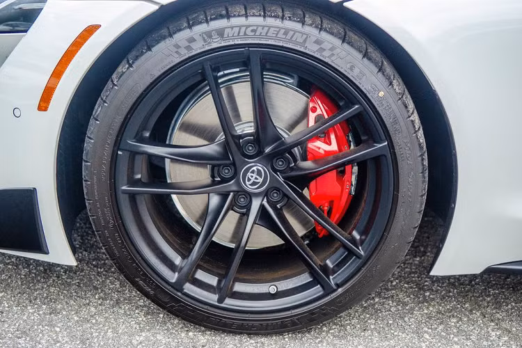 Tuy nhiên, với phiên bản Launch Edition, xe còn được tùy chọn với các chi tiết bằng sợi carbon thể thao và ấn tượng hơn. Đáng chú ý chính là bộ vành đa chấu với kẹp phanh sơn đỏ thể thao