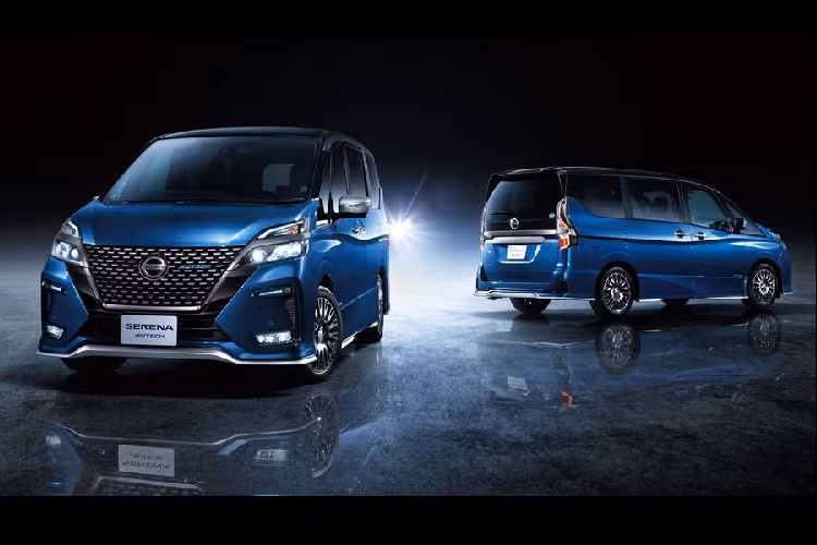 Những thay đổi đáng chú ý về kiểu dáng bao gồm lưới tản nhiệt trung tâm mới với với họa tiết nốt chấm nổi bật, đèn ban ngày LED màu xanh dương đặt trên đèn sương mù và bánh xe hợp kim 16 inch được thiết kế dành riêng cho bản Serena e-Power.