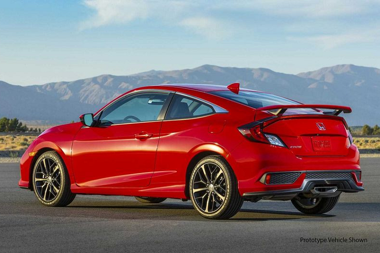 Về phong cách ngoại thất, Honda Civic Si 2020 sở hữu một mặt tiền tinh chỉnh với nhiều thành phần được sơn cùng màu thân xe hơn, đèn pha LED mới cũng sắc nét hơn. Ở phía sau, những ống xả giả cỡ lớn đã biến mất, và một dải lưới tản nhiệt giả hẹp trải dài trên cản sau.