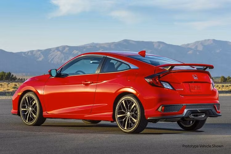 Về phong cách ngoại thất, Honda Civic Si 2020 sở hữu một mặt tiền tinh chỉnh với nhiều thành phần được sơn cùng màu thân xe hơn, đèn pha LED mới cũng sắc nét hơn. Ở phía sau, những ống xả giả cỡ lớn đã biến mất, và một dải lưới tản nhiệt giả hẹp trải dài trên cản sau.