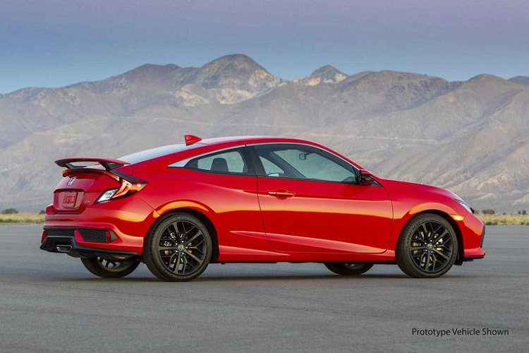 Mẫu xe sedan Honda Civic Si mới vẫn sử dụng động cơ tăng áp dung tích 1.5 lít 4 xi-lanh sản sinh ra 205 mã lực, cùng số sàn 6 cấp, nhưng tỷ số truyền động cuối cùng của hộp số đã được Honda rút ngắn 6%, nhờ đó cải thiện khả năng tăng tốc của Civic Si. Hiện tại, hãng chưa công bố thời gian chạy nước rút từ 0 - 96 km/h của Civic Si mới.