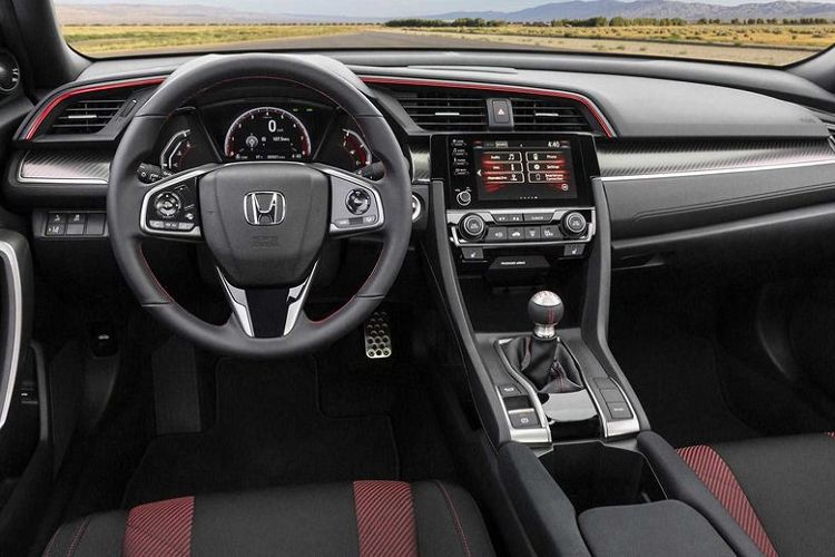 Không có nhiều cập nhật xảy ra ở bên trong nội thất ngoại trừ việc bổ sung các chi tiết màu đỏ nổi bật trên ghế ngồi và bảng điều khiển để trang trí thêm cho xe.