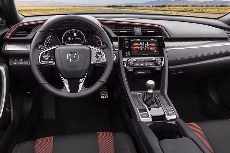 Không có nhiều cập nhật xảy ra ở bên trong nội thất ngoại trừ việc bổ sung các chi tiết màu đỏ nổi bật trên ghế ngồi và bảng điều khiển để trang trí thêm cho xe.