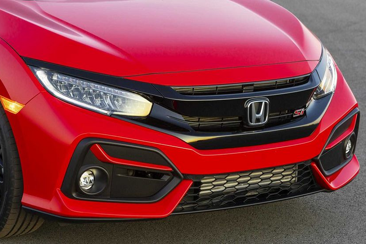 Nói về phong cách ngoại thất, Honda Civic Si 2020 sở hữu một mặt tiền tinh chỉnh với nhiều thành phần được sơn cùng màu thân xe hơn, đèn pha LED mới cũng sắc nét hơn. Ở phía sau, những ống xả giả cỡ lớn đã biến mất, và một dải lưới tản nhiệt giả hẹp trải dài trên cản sau.
