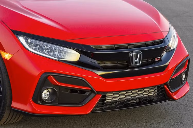 Nói về phong cách ngoại thất, Honda Civic Si 2020 sở hữu một mặt tiền tinh chỉnh với nhiều thành phần được sơn cùng màu thân xe hơn, đèn pha LED mới cũng sắc nét hơn. Ở phía sau, những ống xả giả cỡ lớn đã biến mất, và một dải lưới tản nhiệt giả hẹp trải dài trên cản sau.