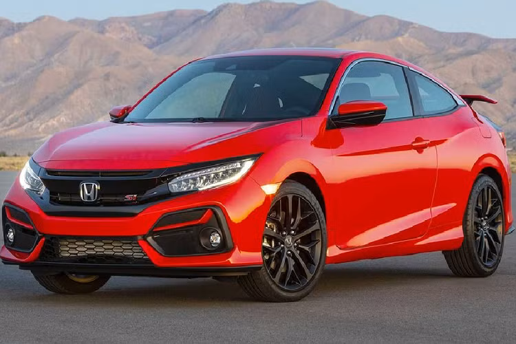 Dù chỉ thay đổi một chút ở kiểu dáng nhưng tổng thể của Honda Civic Si 2020 mới trông cũng đẹp mắt hơn, tinh tế hơn so với bản cũ. Mẫu xe mới sẽ được bán ra vào ngày 6/9 tới với giá khởi điểm từ 25.930 USD (khoảng 603 triệu đồng), đã gồm phí giao xe 930 USD (khoảng 21,6 triệu đồng), với cả hai bản coupe và sedan.