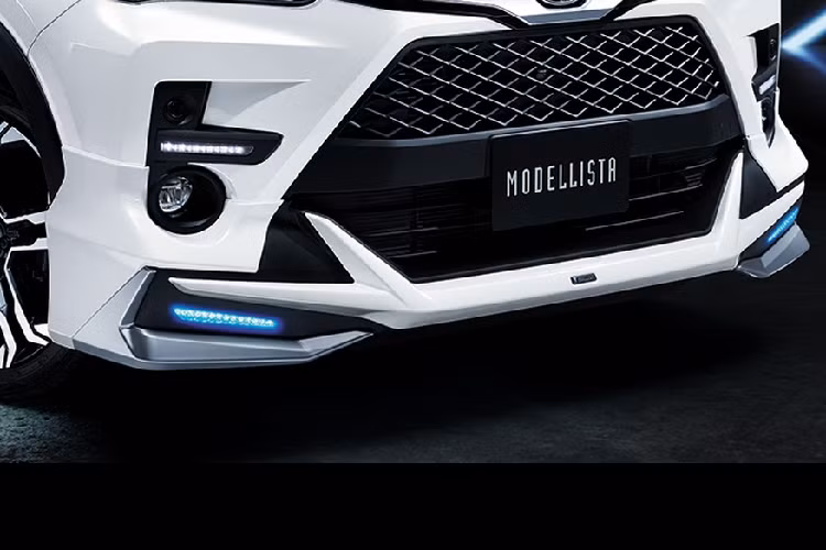 Phiên bản Toyota Raize Modellista độ thậm chí có 2 bộ kit tùy biến khí động học riêng mang 2 phong cách khác nhau. Bản thứ nhất chú trọng vẻ năng động có tên Advance Blast Style sử dụng cánh gió đầu xe gắn đèn LED, thềm cửa và đuôi xe mới trong khi bản thứ 2 là Elegant Ice Style lại chú trọng vẻ thanh nhã với các trang bị tương đồng nhưng mang nét quý phái thay vì thể thao.