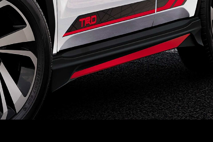 Bên cạnh 2 bộ kit chủ đạo, Raize Modellista còn mang đến cho khách hàng nhiều đồ chơi ngoài như cánh gió sau cỡ lớn gắn trần, tản nhiệt mạ chrome hay la zăng 18 inch 5 chấu 2 tông màu X-Claw II đi kèm lốp Falken Ziex ZR914X.