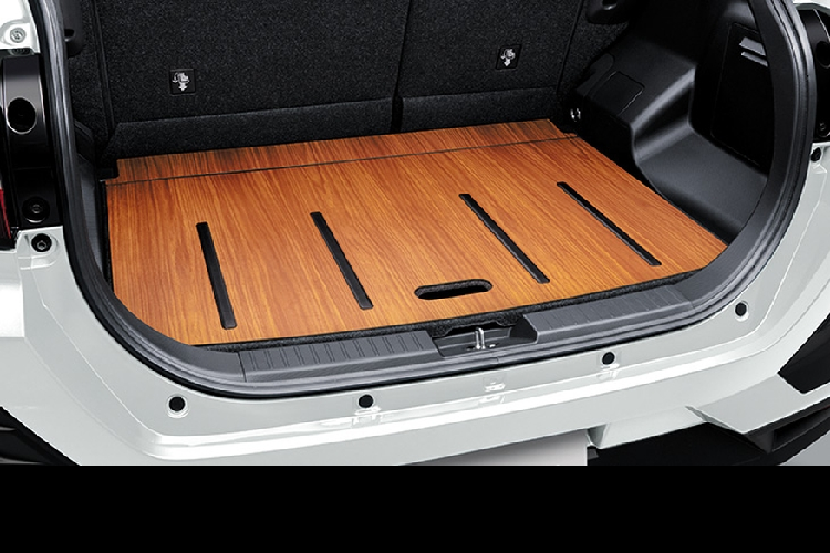 Nội thất bản Modellista được chú trọng nhiều hơn TRD khi người dùng có thể nâng cấp sàn cốp xe cùng ốp trang trí lên dạng mặt gỗ hay đèn cabin lên đèn LED.