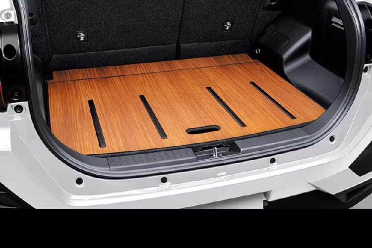 Nội thất bản Modellista được chú trọng nhiều hơn TRD khi người dùng có thể nâng cấp sàn cốp xe cùng ốp trang trí lên dạng mặt gỗ hay đèn cabin lên đèn LED.