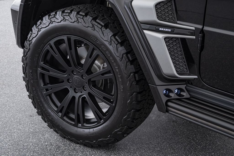Sở hữu bộ lò xo thể thao Brabus Adventure với khả năng điều chỉnh độ cao, chiếc G-Class này cách mặt đất tới 40 mm, từ đó cải thiện khả năng vượt địa hình xấu. Với chiếc xe này, nhà độ cũng không quên nâng cấp hiệu suất với bộ điều chỉnh ECO PowerXtra D35 dành cho động cơ Turbodiesel 3.0 lít sáu xi-lanh thẳng hàng 3.0 lít, tăng thêm 43 mã lực và 60 Nm mô-men xoắn.
