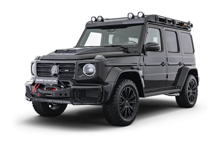 Trên mẫu xe địa hình Mercedes G-Class - bắt đầu với phần ngoại thất, điểm đầu tiên thu hút sự chú ý chính là lớp ngoại hình Brabus Widestar đầy mê hoặc với các khe hút gió cỡ lớn, bộ giáp trước ấn tượng và chiếc tời kéo. Trong khi đó, cả tấm chắn gầm xe và các bộ phần trên mui xe đều được làm từ sợi carbon, ẩn mình dưới 1 lớp màu mờ.