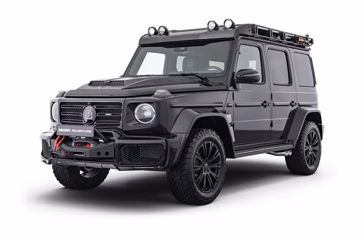 Trên mẫu xe địa hình Mercedes G-Class - bắt đầu với phần ngoại thất, điểm đầu tiên thu hút sự chú ý chính là lớp ngoại hình Brabus Widestar đầy mê hoặc với các khe hút gió cỡ lớn, bộ giáp trước ấn tượng và chiếc tời kéo. Trong khi đó, cả tấm chắn gầm xe và các bộ phần trên mui xe đều được làm từ sợi carbon, ẩn mình dưới 1 lớp màu mờ.