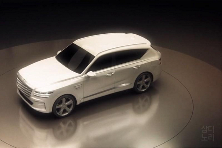 Theo hình ảnh rò rỉ mới nhất, Genesis GV80 sở hữu mặt ca lăng phía trước nổi bật với cụm tản nhiệt cỡ lớn được mạ chrome sáng bóng và logo ‘’Genesis’’ nằm trên viền lưới tản nhiệt.