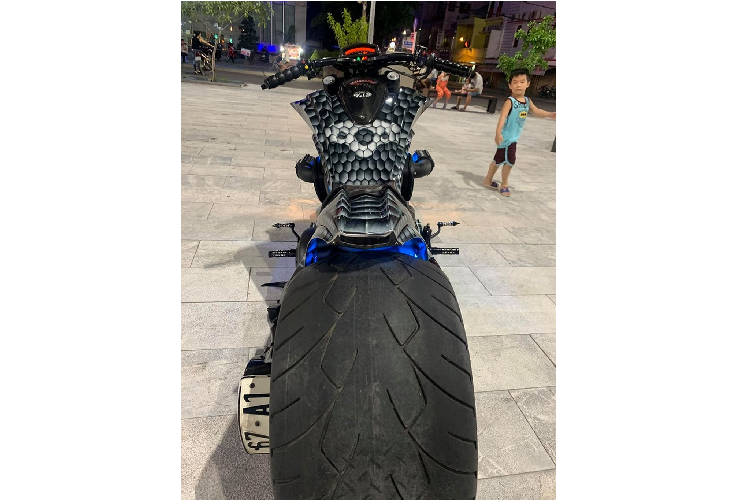 Phía trước đầu xe, cụm đèn chiếu sáng được độ lại, thon hơn, dài hơn và có nét hơi giống với phần đầu của chiếc Honda Valkyrie F6C. Bên trong choá đèn mới là hệ thống chiếu sáng Projector với đèn LED Angel-eyes giữ vai trò làm Demi sương mù.